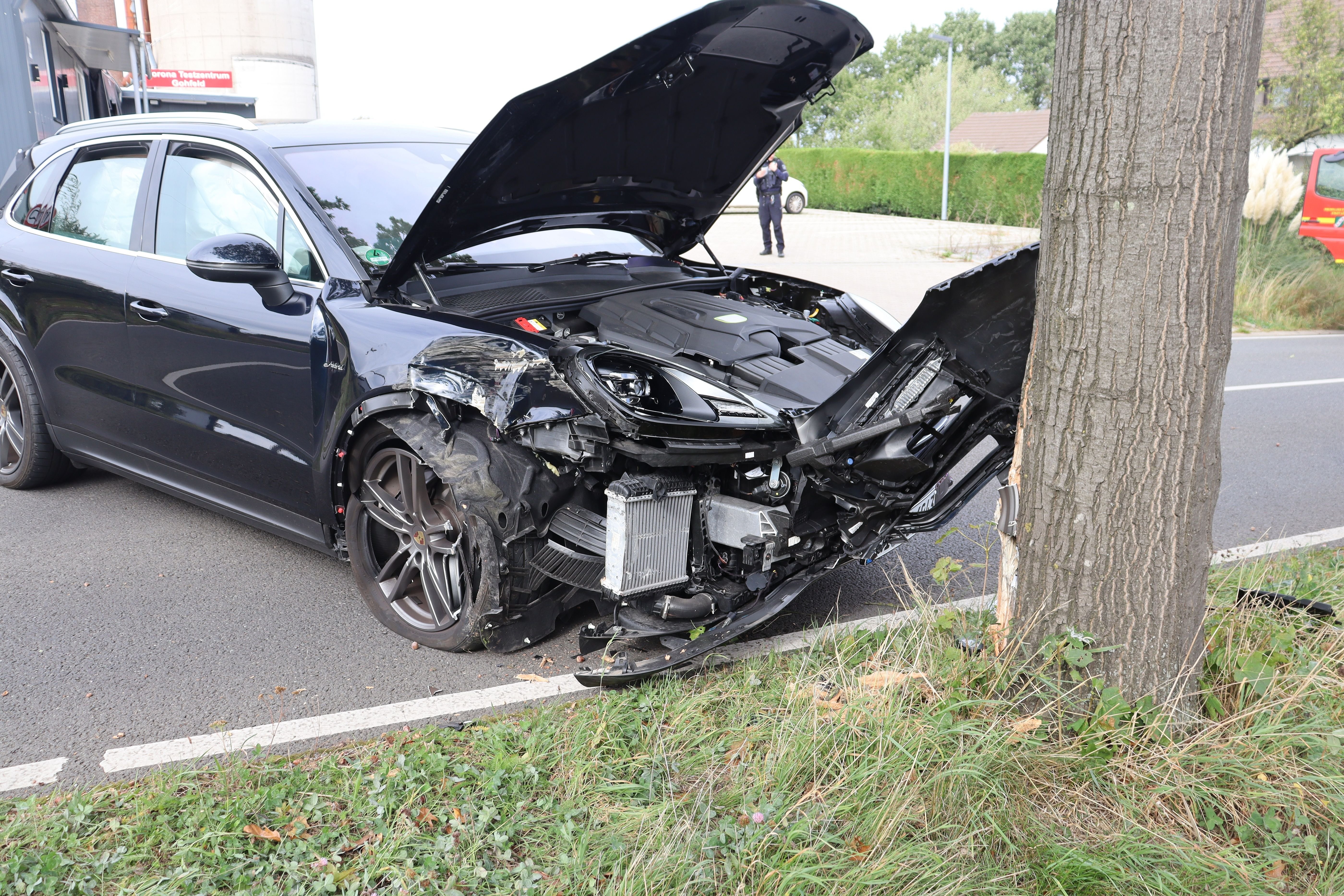 Löhne: Porsche Fährt Gegen Baum