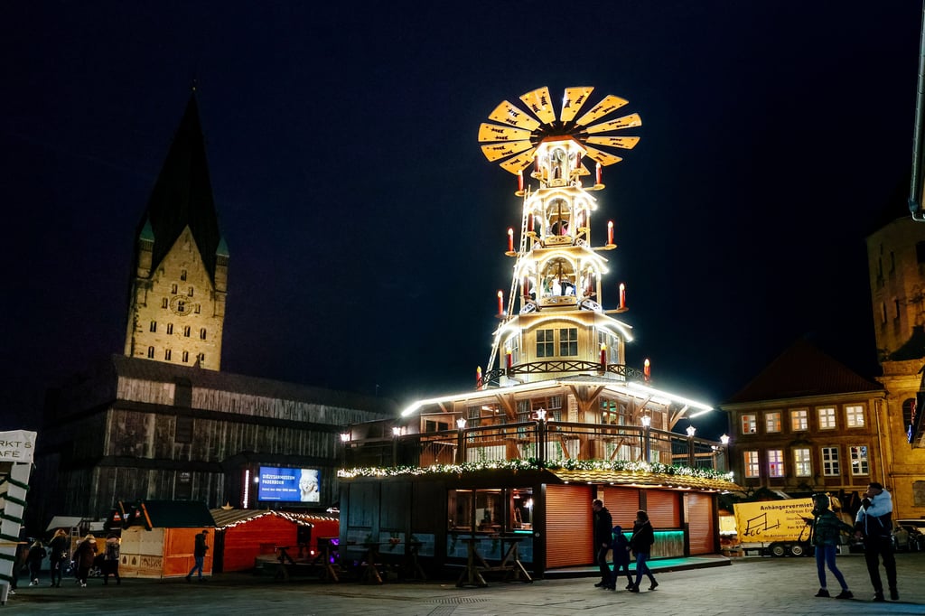 Bielefeld Weihnachtsmarkt mit der größten Pyramide in NRW