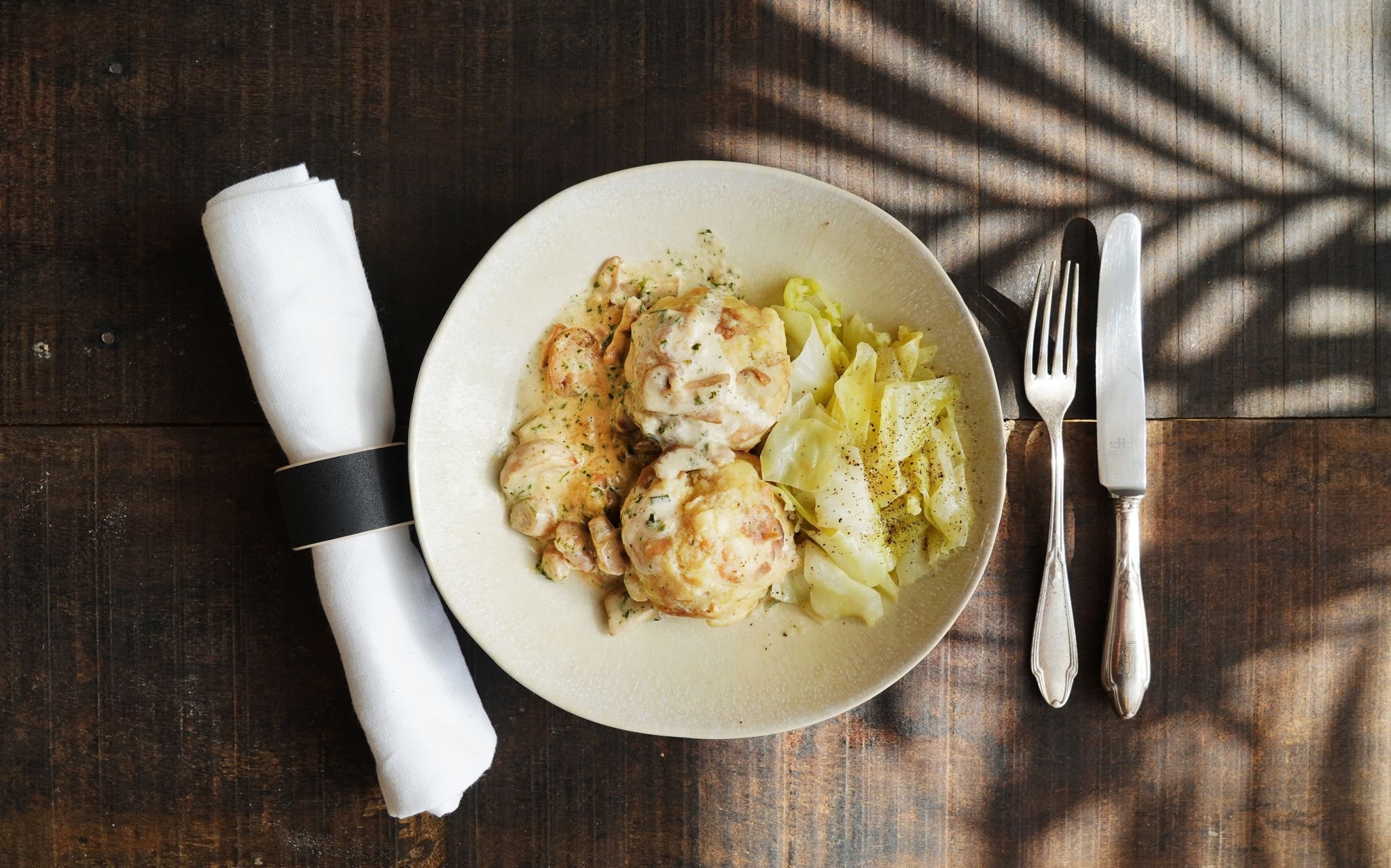 Semmelknödel mit Pilzrahmsauce und geschmortem Spitzkohl