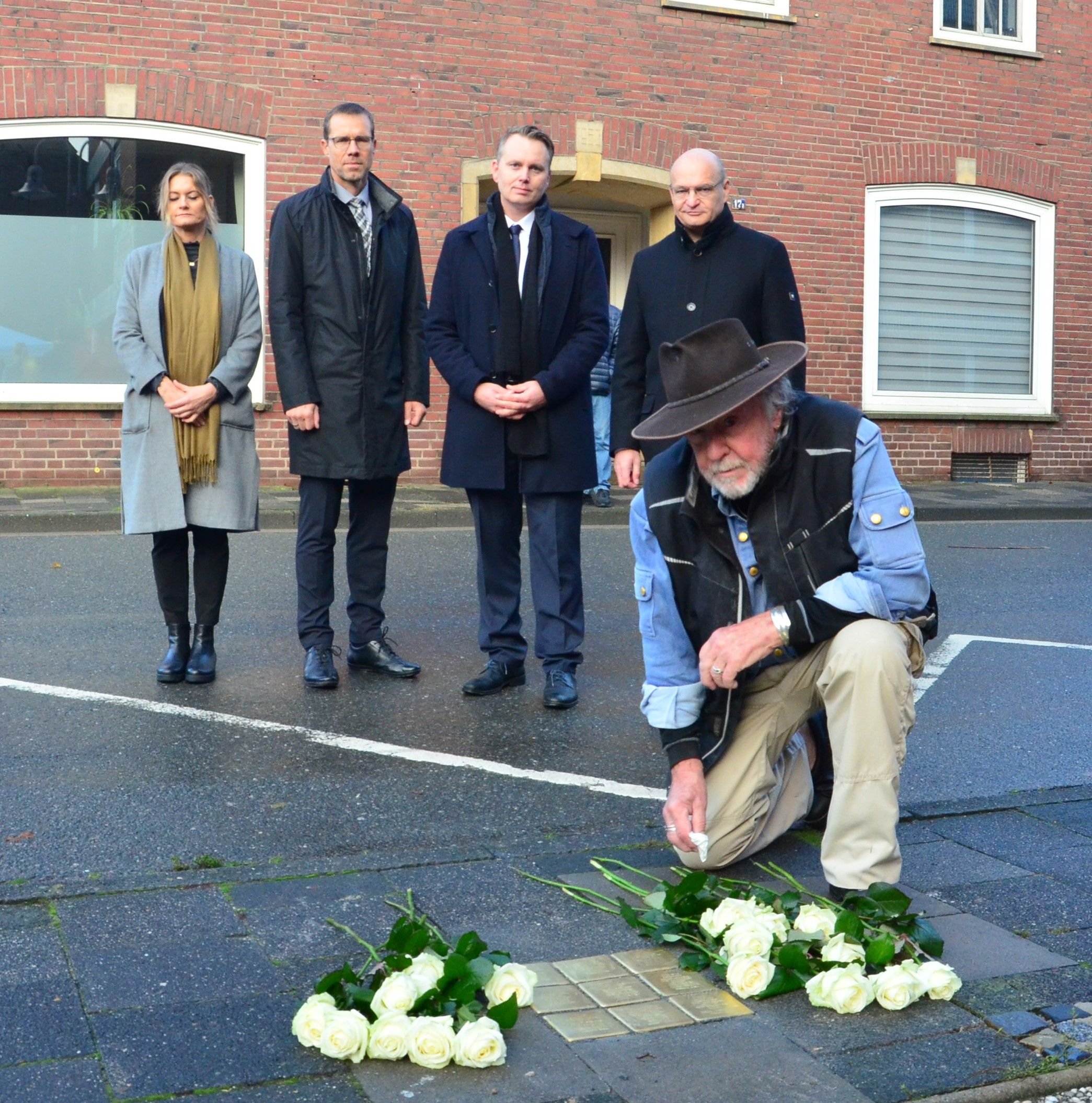 Gunter Demnig Verlegt Die Ersten Stolpersteine In Laer