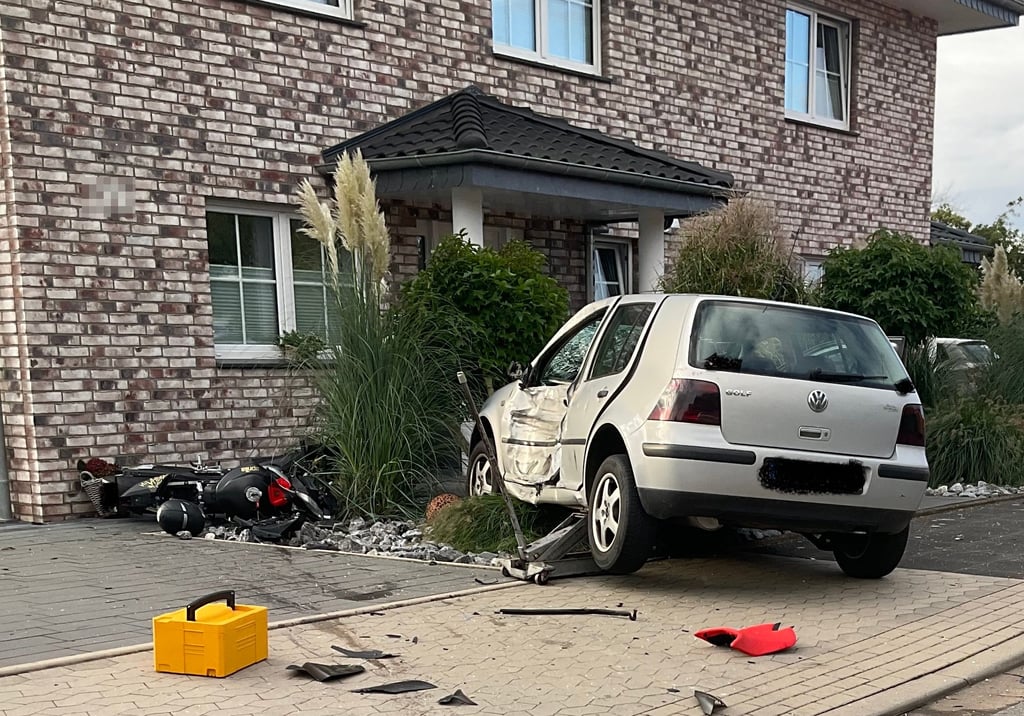 Bad Salzuflen Motorradfahrer wird unter Auto eingeklemmt und