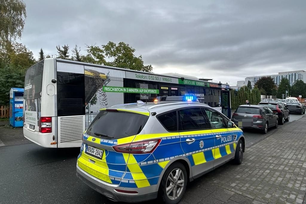 Paderborn Auto Stößt Mit Bus Zusammen 