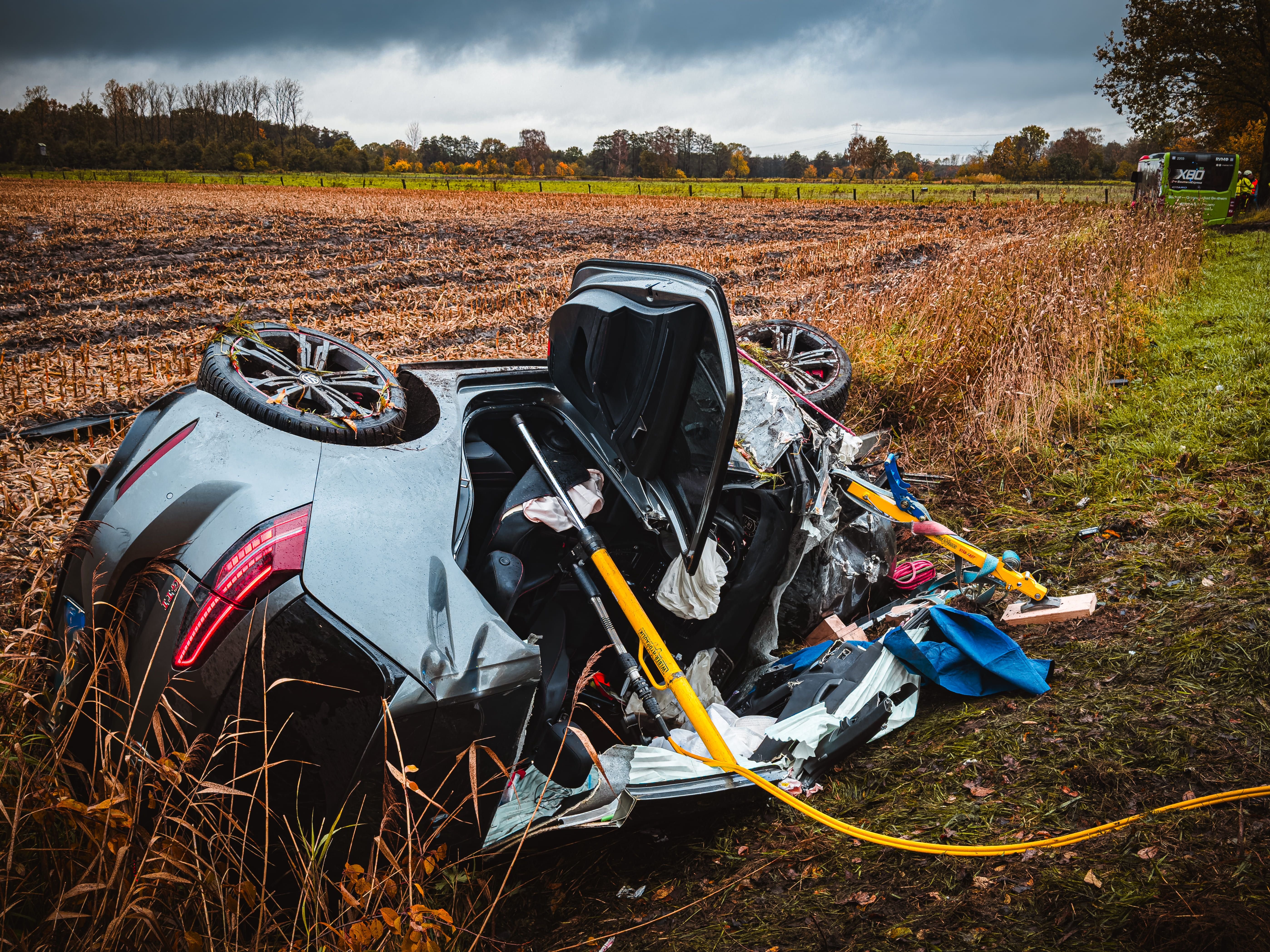 Epe: Bus Und Auto Kollidieren Frontal Auf B70