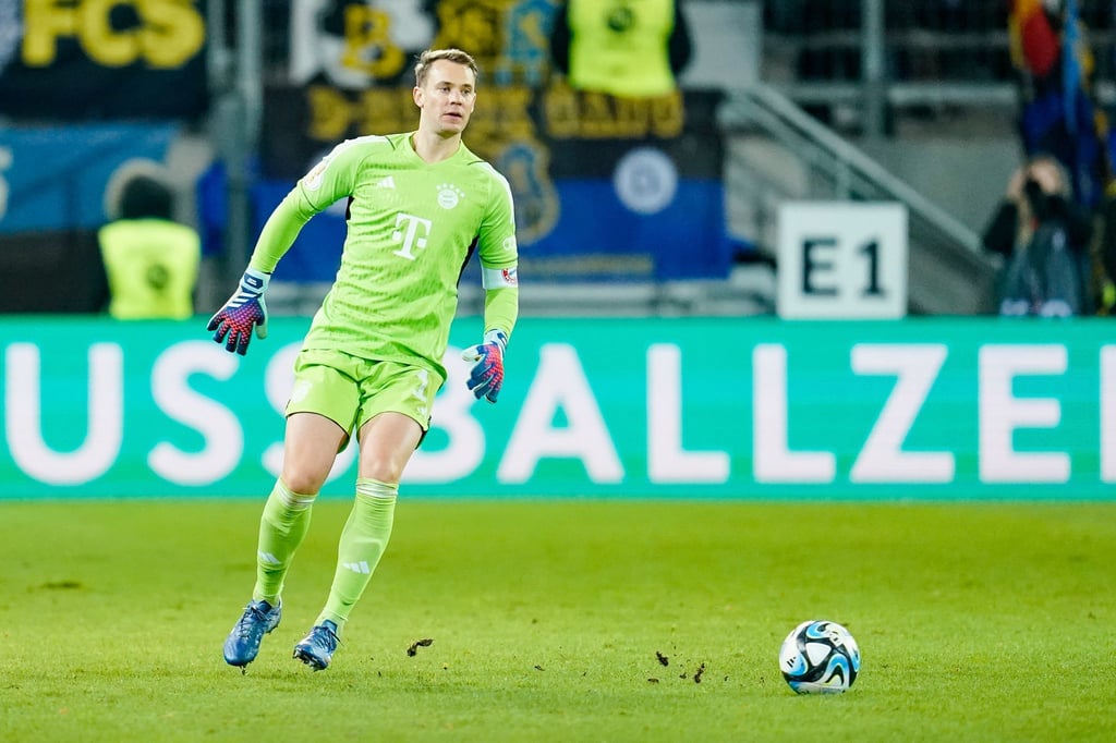 Manuel Neuer prasentiert den EM Ball