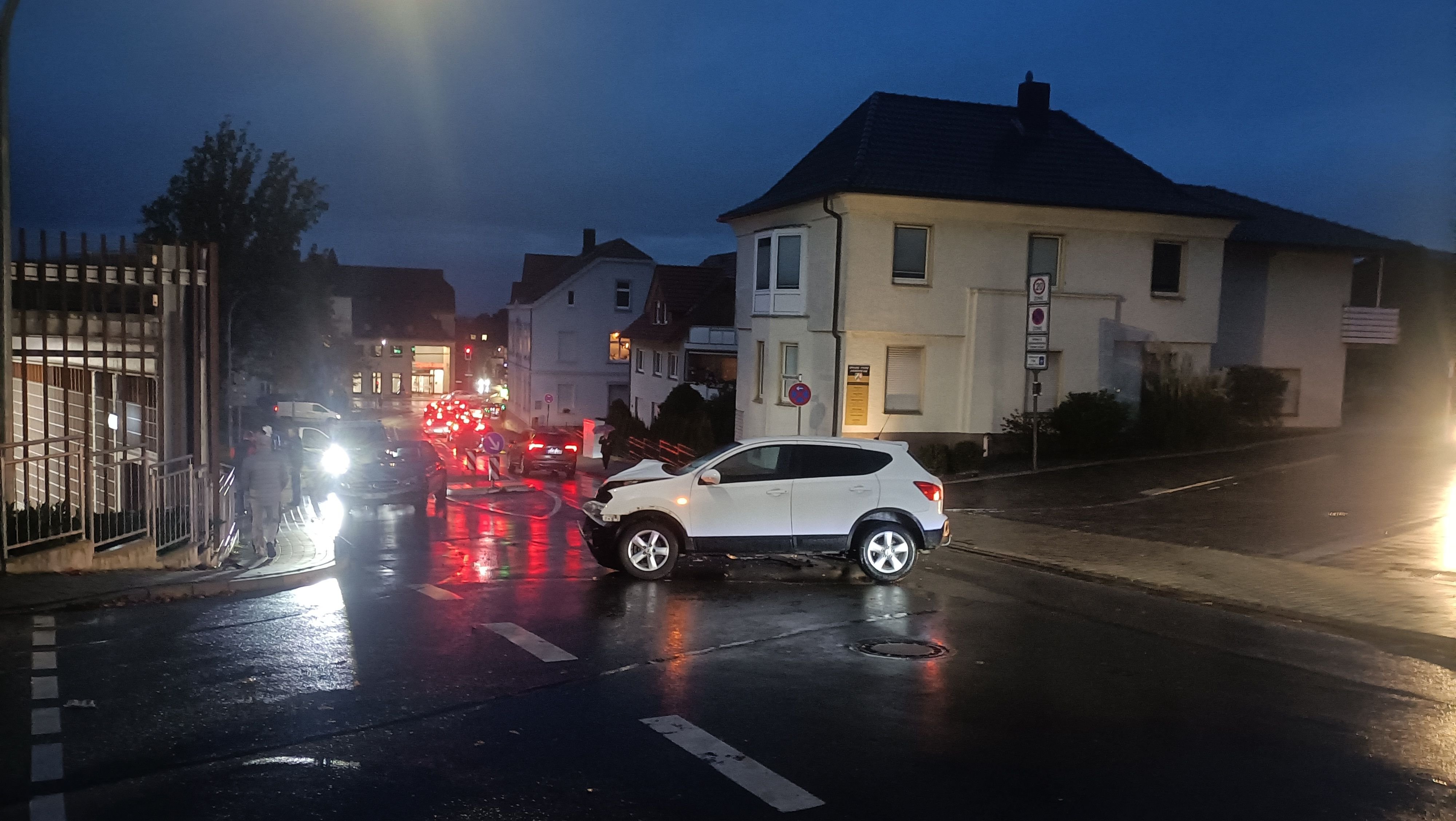 Lübbecke: Autos Stoßen Nach Missachtung Der Vorfahrt Zusammen