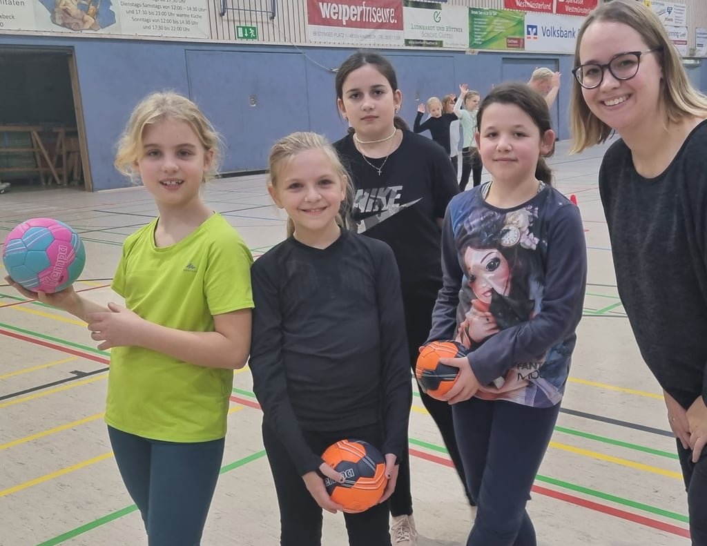 Pia Schürmann trainiert die E-Jugend – und am Mittwoch auch diese vier Mädchen der 4d der Baumberge-Grundschule.