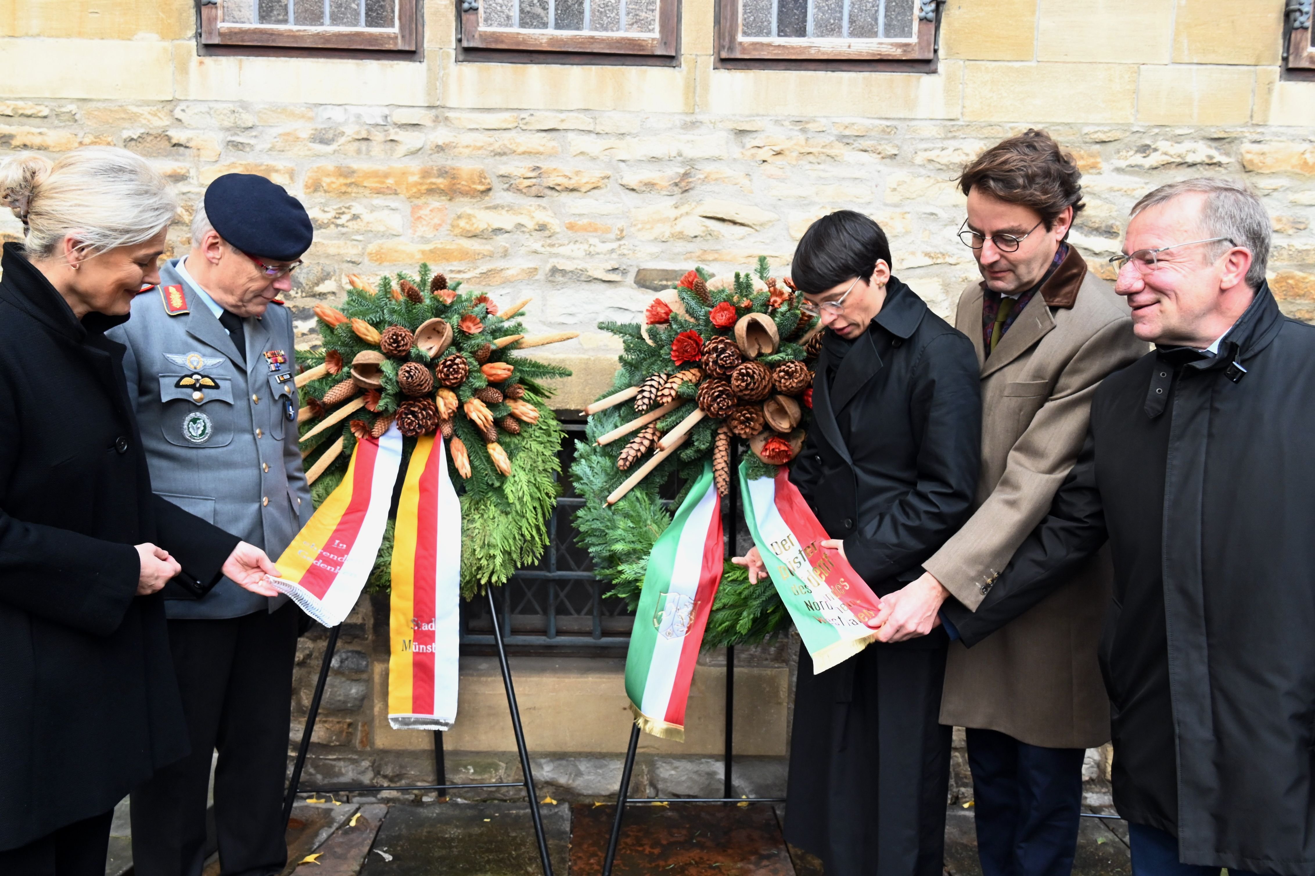 Münster: Gedenkfeier Zum Volkstrauertag Im Rathausinnenhof