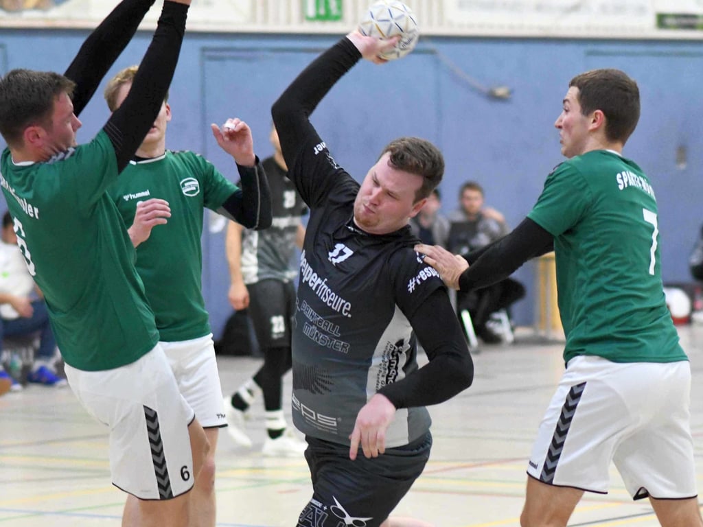 Mario Lepke (M.) steht mit SWH vor einem Spitzenspiel.