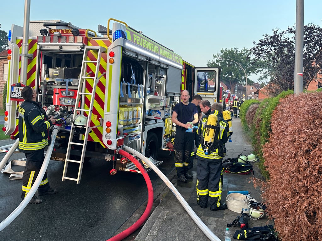 US-Feuerwehr verlegt Schlauch durch Auto