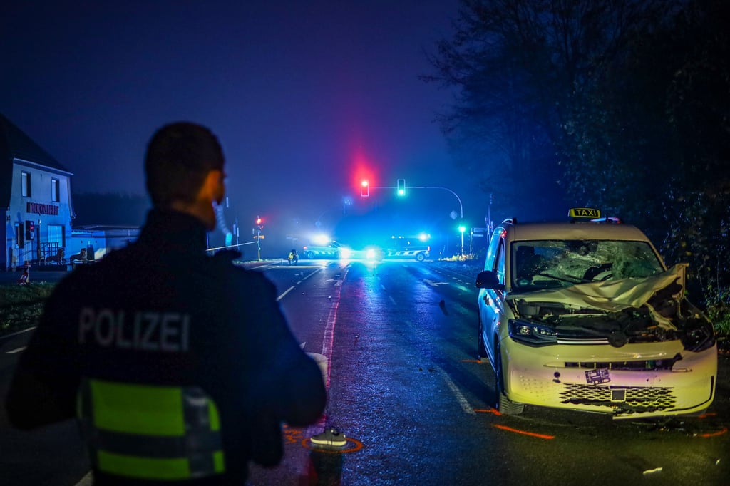 Tödlicher Unfall in Herford: Bielefelder Taxifahrer erfasst zwei Männer