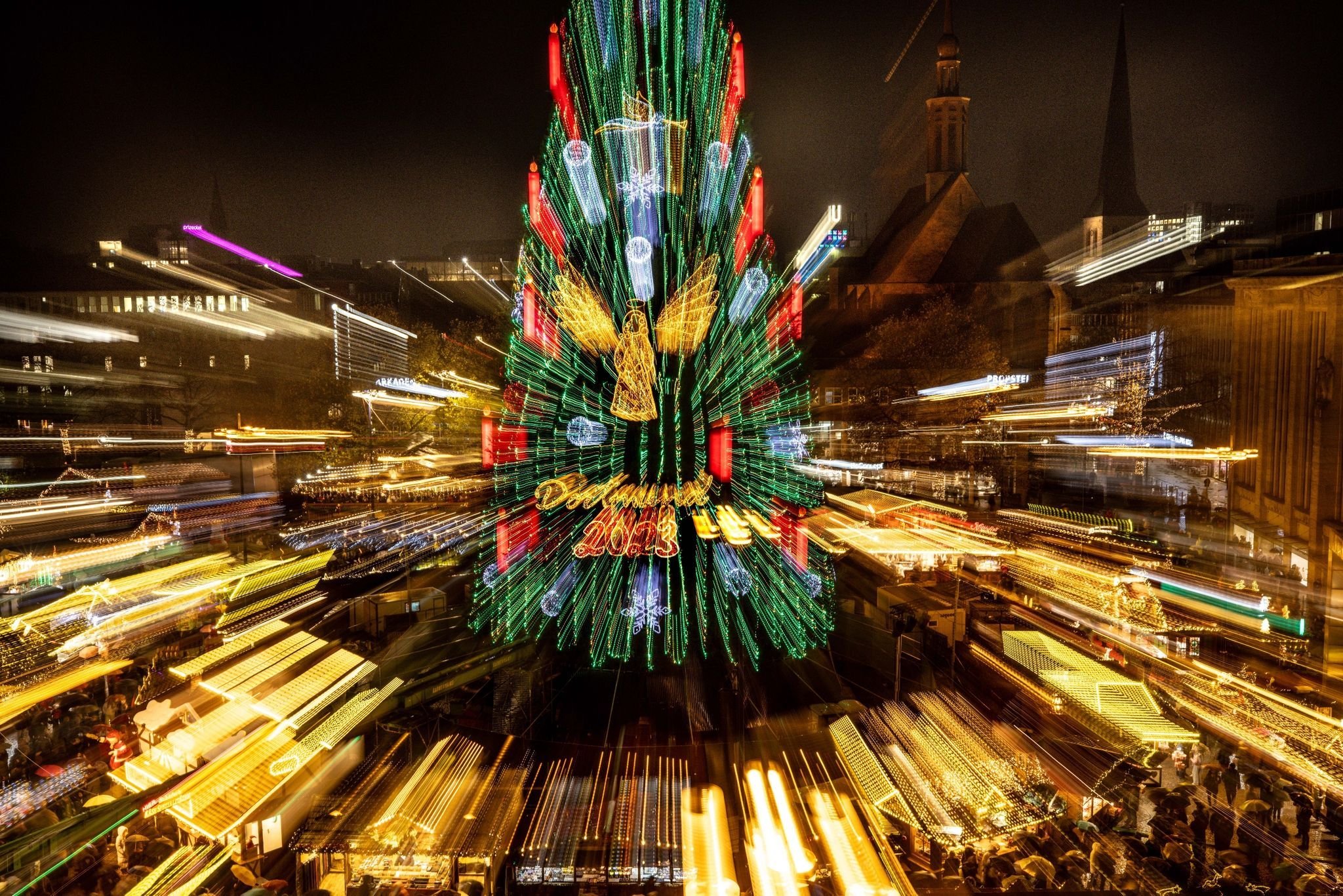 Mit Engel An Der Spitze: Riesen-Weihnachtsbaum Leuchtet