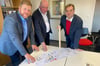 Und es passt doch: Christoph Büker (von links), Jörg Haferkorn und Andreas Gorsler beugen sich über die Pläne des Hamburger Architekturbüors aim projekt GmbH.