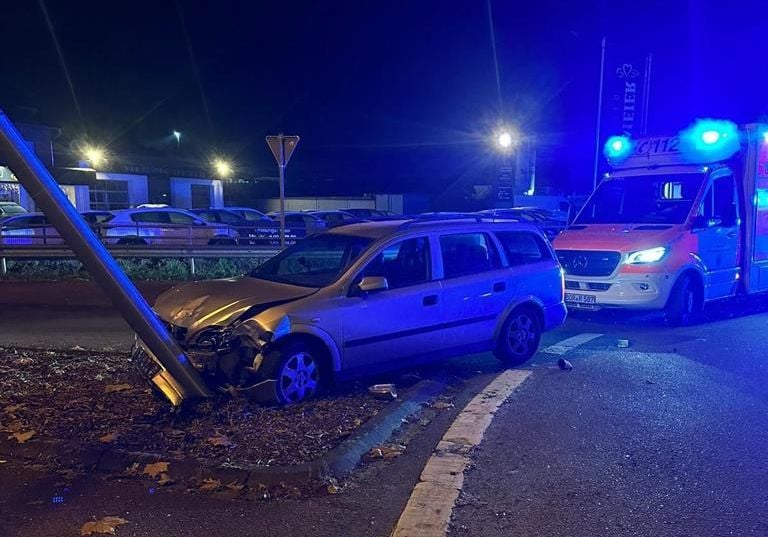 Alkoholisierter Autofahrer Widersetzt Sich Nach Einem Unfall Am Hauskamp