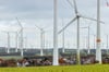 Der Ausbau der erneuerbaren Energien in Delbrück wird in Zukunft zum Erreichen der Klimaziele wichtiger. Die Errichtung einiger Windenergieanlagen dürfte dabei eine wichtige Rolle spielen. Laut der Zwischenbilanz des Berichtes für Klimaschutz könnten 13 Windräder mehr zusätzlich zu der vorhandenen grünen Energie Delbrück klimaneutral werden lassen. Eine Alternative stellen auch PV-Anlagen dar. (Symbolbild: Windräder im Kreis Paderborn zwischen Paderborn und Lichtenau bei Paderborn-Dahl)