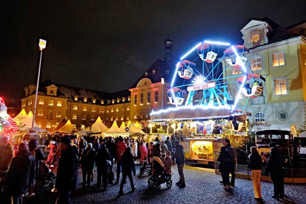 WeihnachtsmarktPremiere auf dem Rathausplatz in Herford