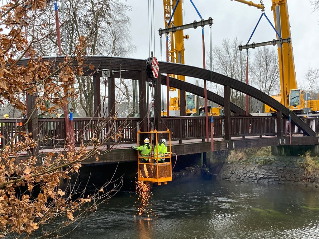 Brücke über die Ems ist eingeschwebt