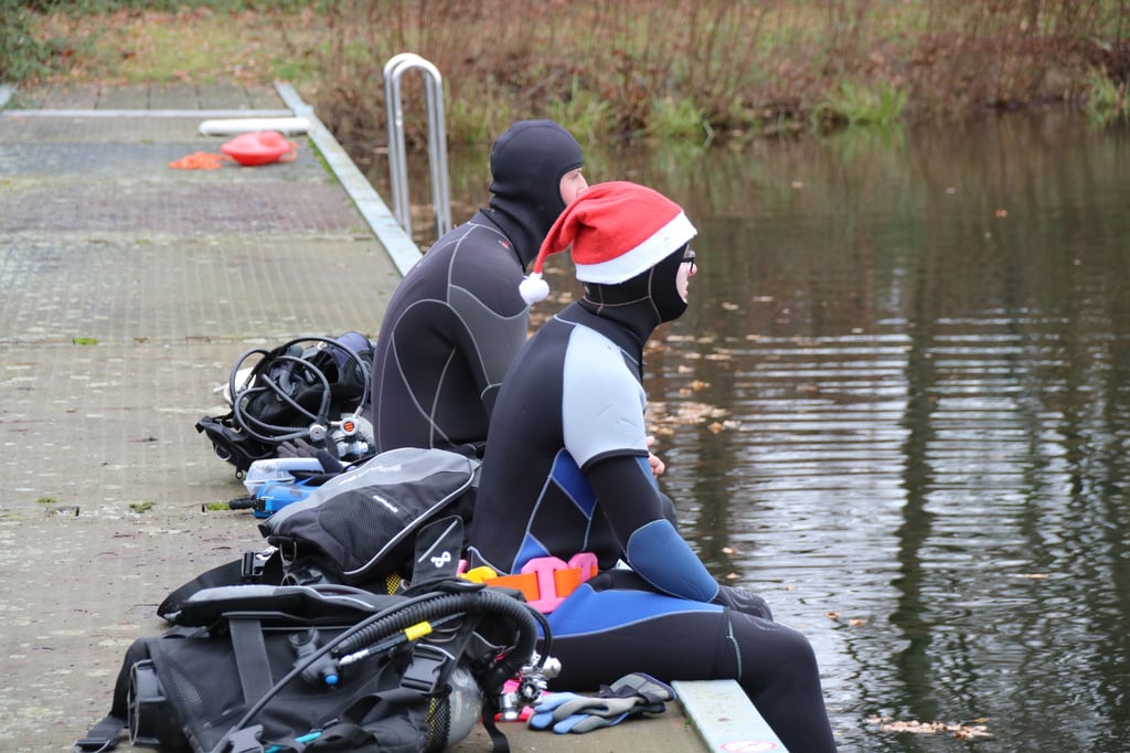 Die Rettungstaucher haben ein wachsames Auge auf die Eisschwimmer.