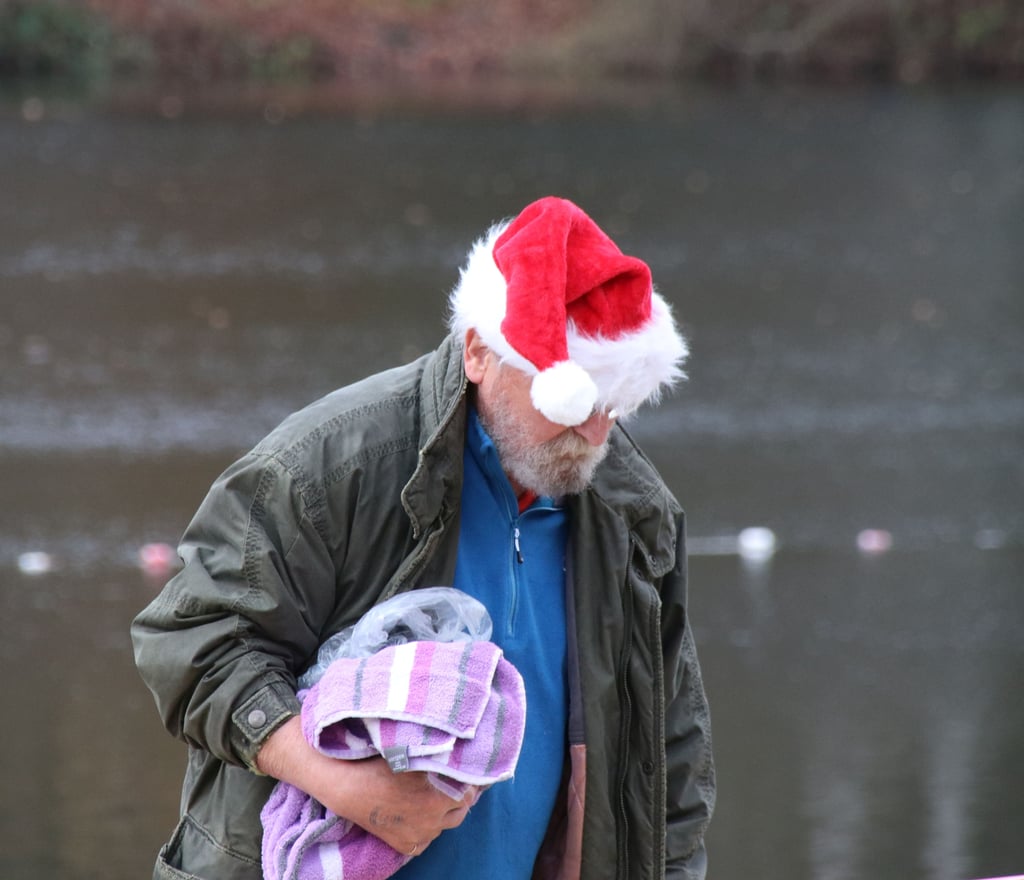        Der Nikolaus geht heute baden . . . .