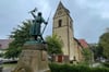 Das Kriegerdenkmal stammt von 1906 und ist dem Gedenken an die gefallenen Soldaten aus Steinhagen in den Kriegen des 19. Jahrhunderts gewidmet. Es steht zwar vor der Dorfkirche, aber auf öffentlichem Grund.
