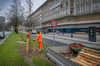 Bisher führt nur ein Grünstreifen zum Jahnplatz in Bielefelds Zentrum. Dessen Bäume mussten nach einem Unfall neu gepflanzt werden. Noch in diesem Jahr soll es auf dem gesamten Platz grüner werden.