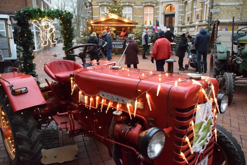 So war of the Christmas market 2023 in Borghorst: Der Oldtimer Traktor-Stammtisch Steinfurt brought the historic Schlepper mit.