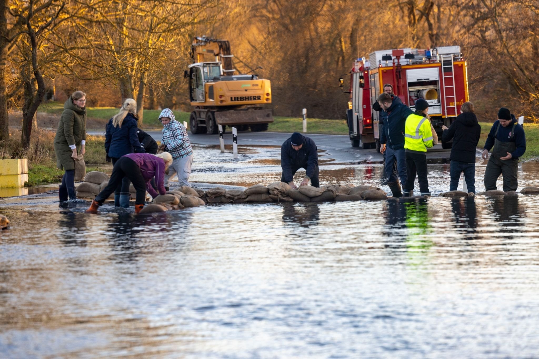 Sperrungen, Evakuierungen: Hochwasserlage Bleibt Angespannt