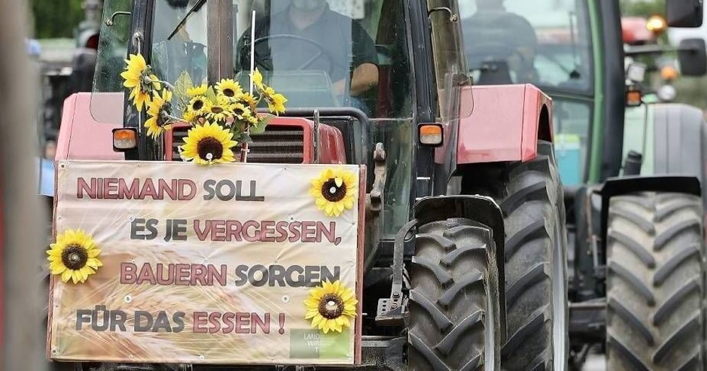 Bauernprotest: Bünder Landwirte stellen Trecker an Autobahnbrücken auf