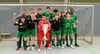 Da ist das Ding: Kinderhaus-Goalie Tayyip Demir präsentiert den Pott, die Mitspieler sind ziemlich happy nach dem Finaltriumph über Senden.
