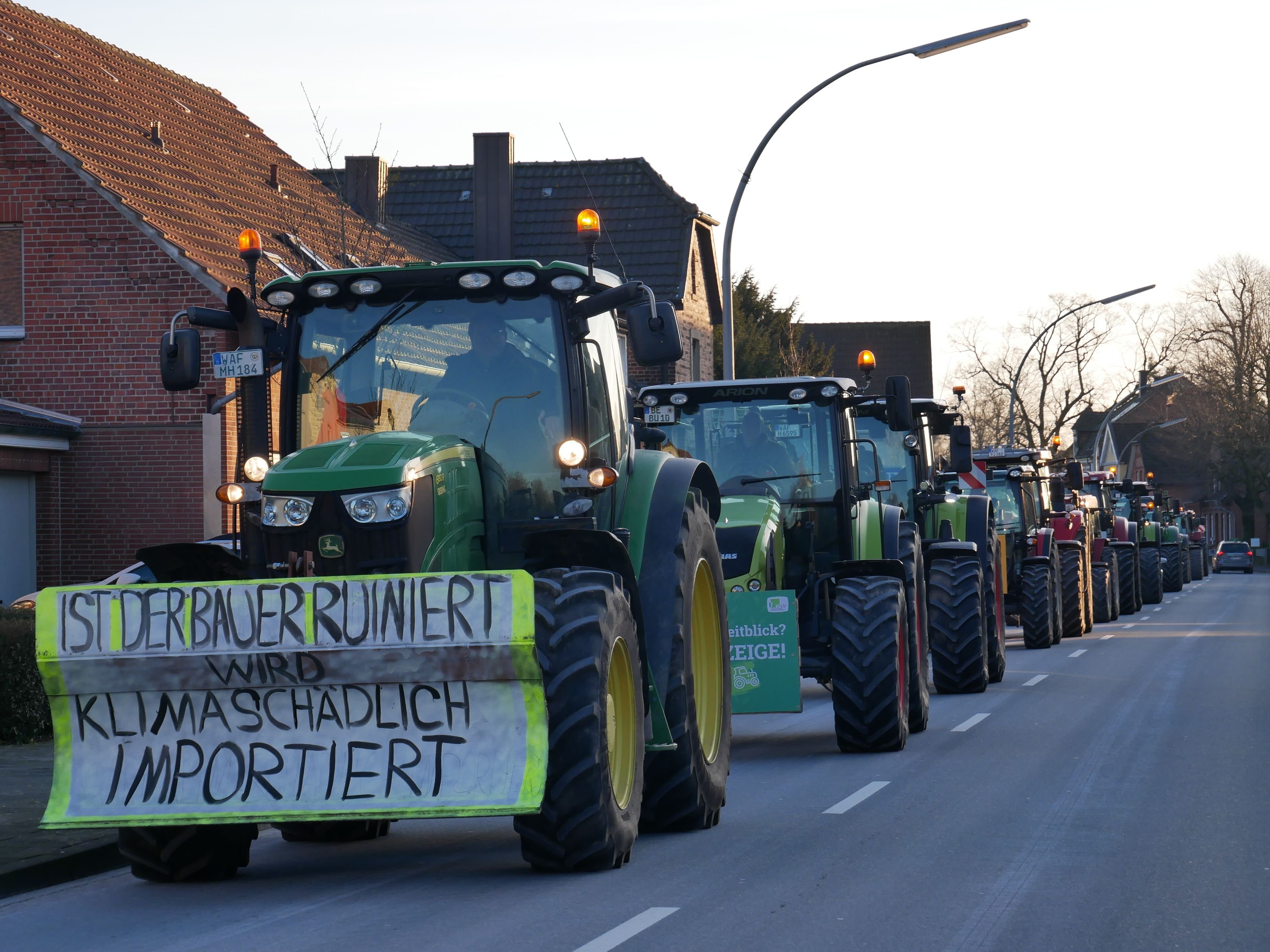 Zahlreiche Landwirte Beteiligen Sich An Protestfahrt