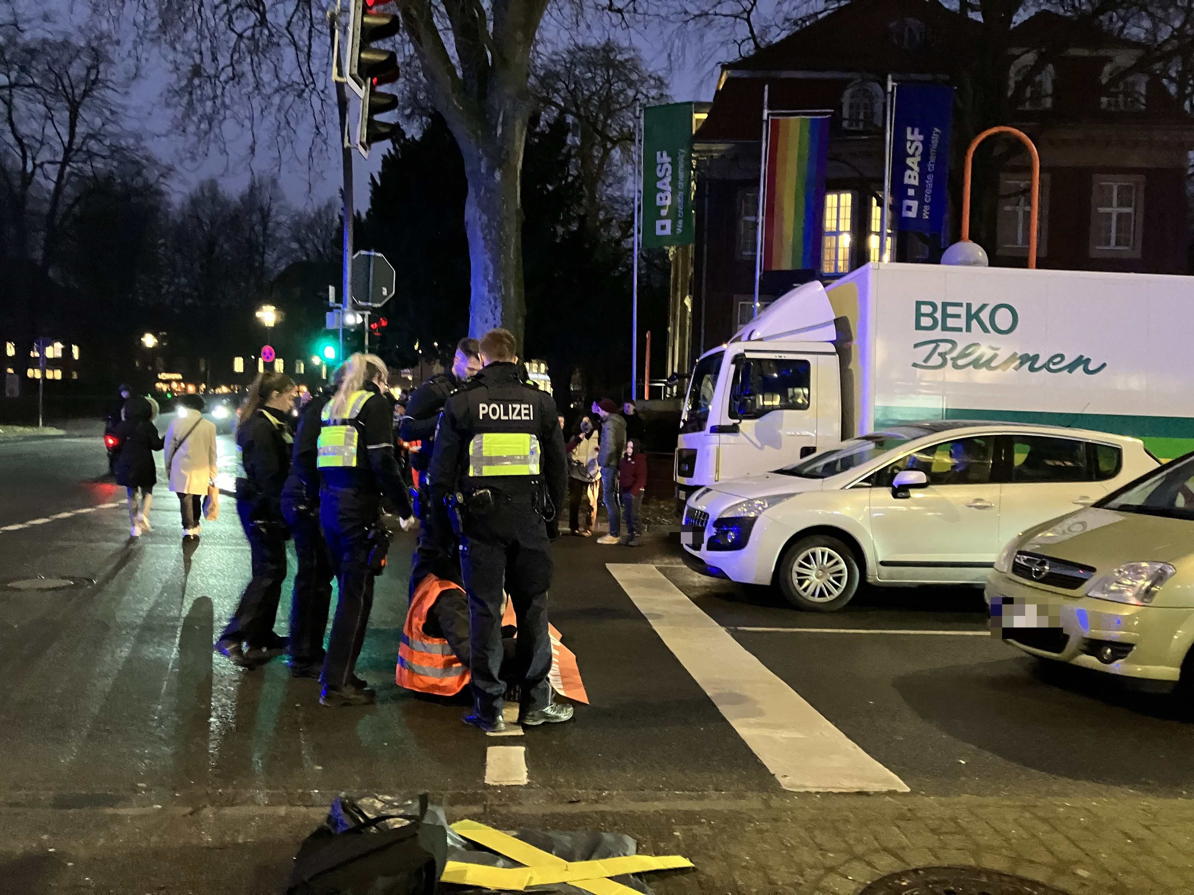 Letzte Generation: Klimaaktivisten Blockieren Verkehr In Münster