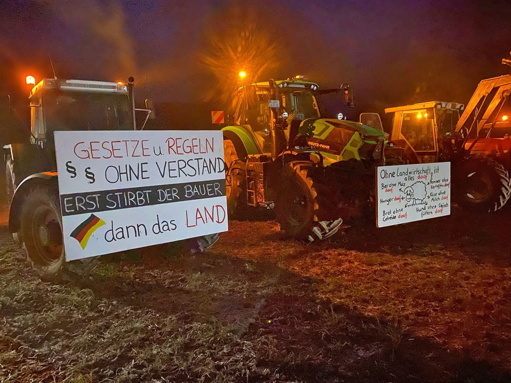 Kreis Höxter: Bauern-Protest mit Blinklicht-Konzert