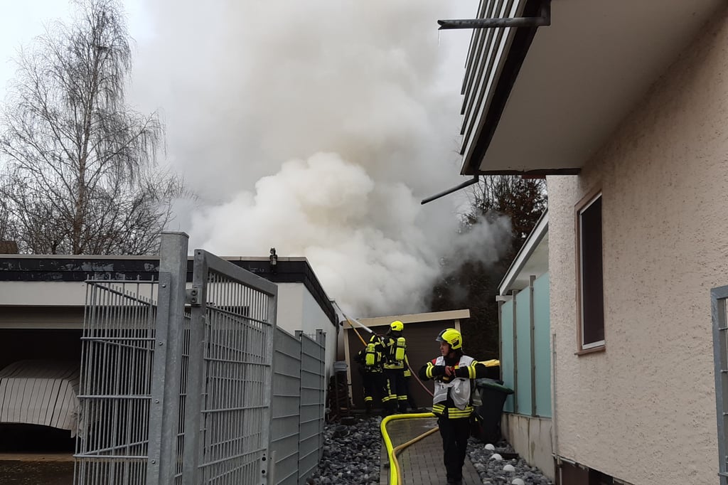 Gartenhütte und Holzverschlag brennen an der Brinkstraße in Herford