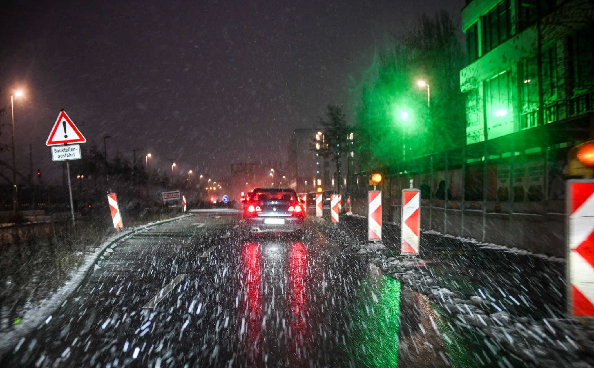 Schnee Und Eis Bremsen Bahn- Und Flugverkehr Aus