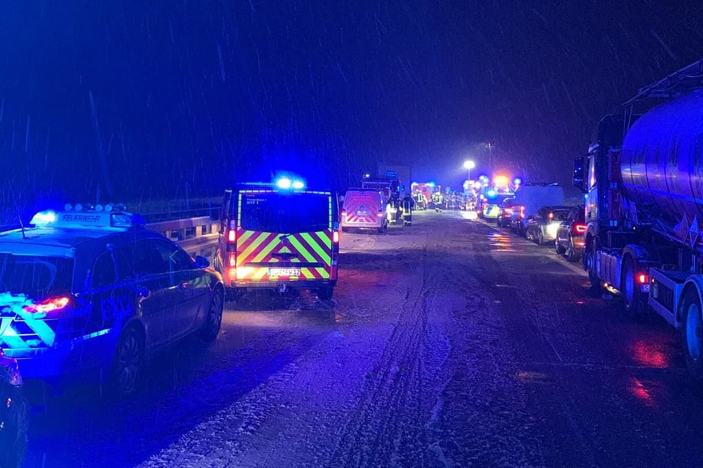 Schneebedeckte Fahrbahn: sechs Verletzte bei Unfall auf der A 44