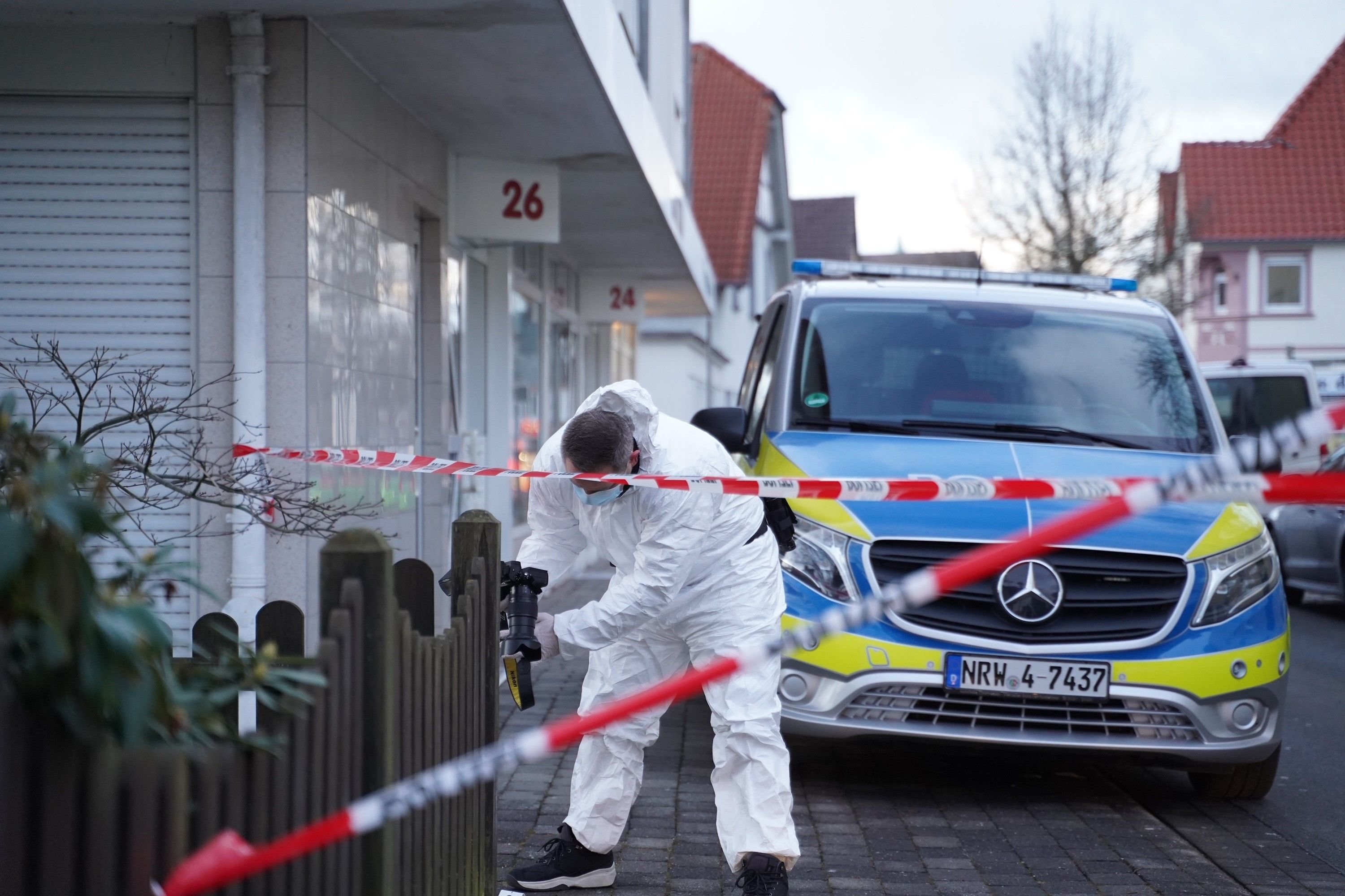 Bielefeld: Mann Sticht Auf Polizisten Ein