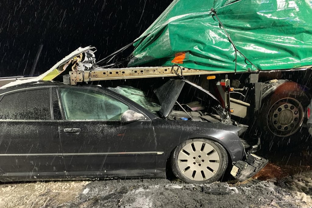 Schneebedeckte Fahrbahn: sechs Verletzte bei Unfall auf der A 44