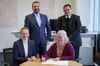 Die Verträge für das neue HPC-System sind unterzeichnet: (vorne von links) Judith Schröter (Lenovo) und Simone Probst (Universität Paderborn) sowie (hinten von links) Prof. Dr. Christian Plessl (Universität Paderborn) und Oliver Kill (pro-com).