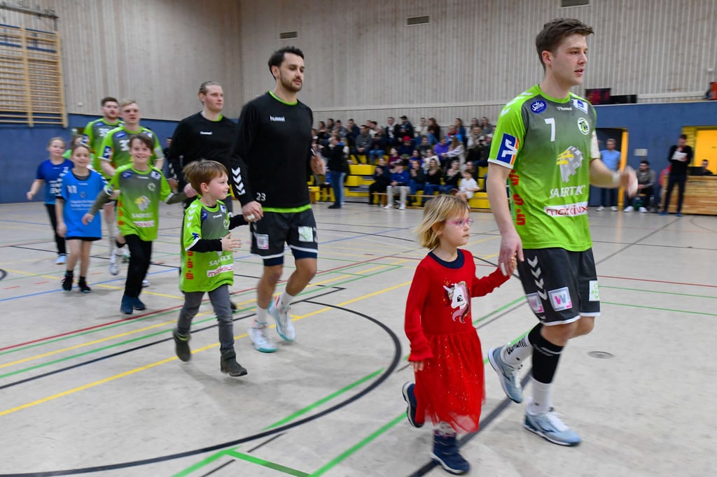 Schöner Moment für die Havixbecker Kinder: Sie durften an den Händen der Profis mit in die Halle einlaufen.