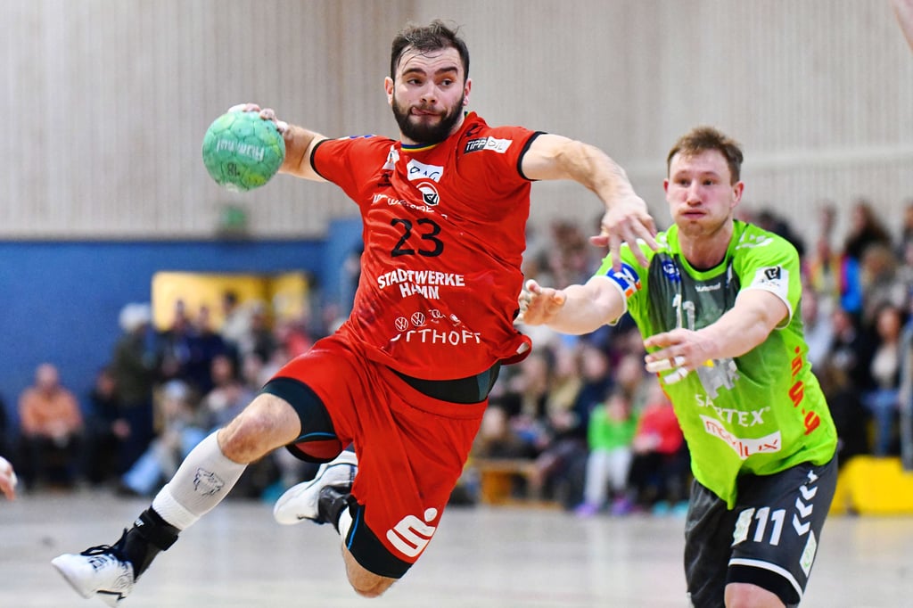 Hochklassigen Handball sahen die rund 200 Zuschauer in Havixbeck. ASV-Spieler Björn Zintel kann hier von Emsdettens Jakob Schwabe nicht aufgehalten werden.