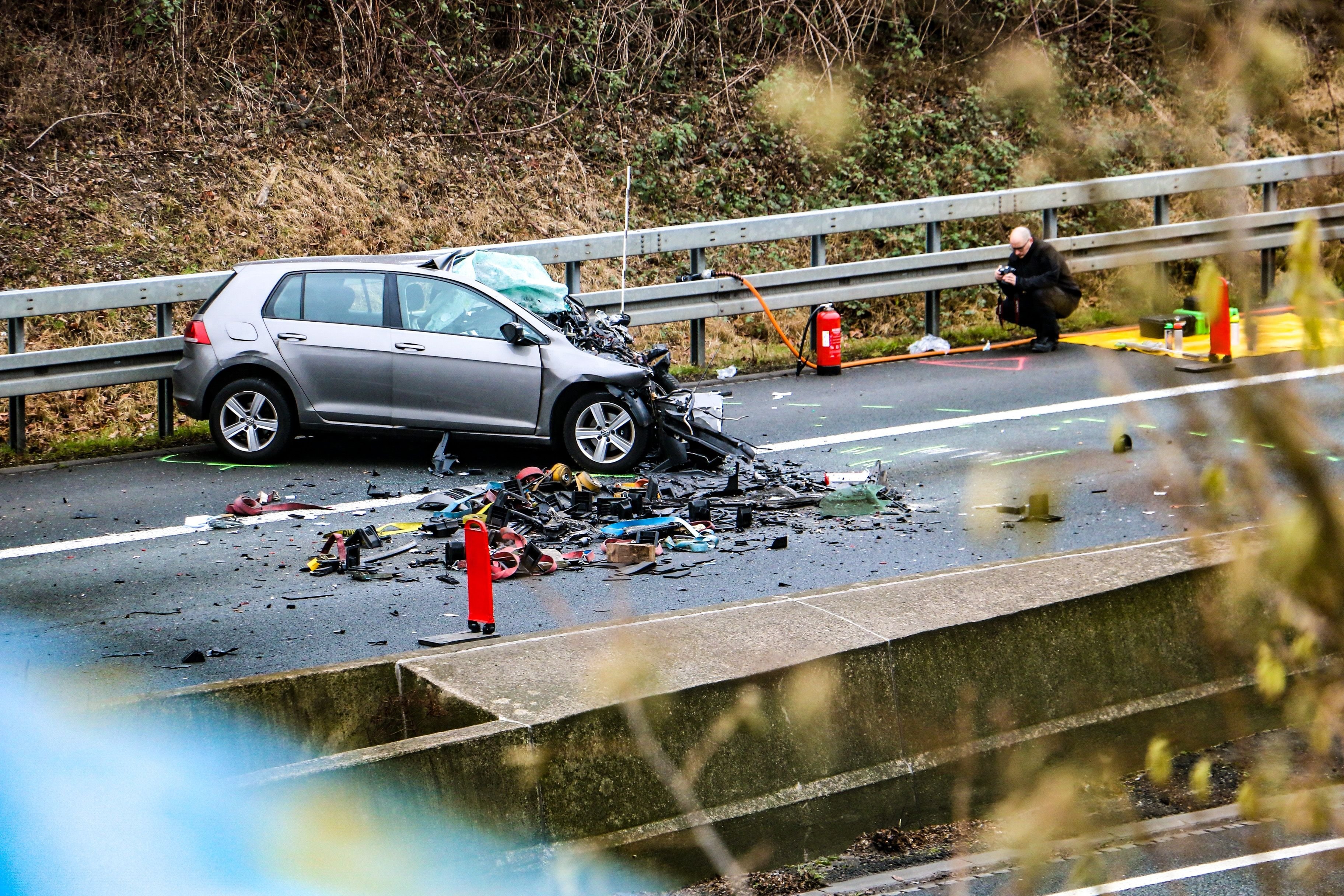 Golf Kracht Auf A30 In Lkw: Motorblock Aus Auto Gerissen