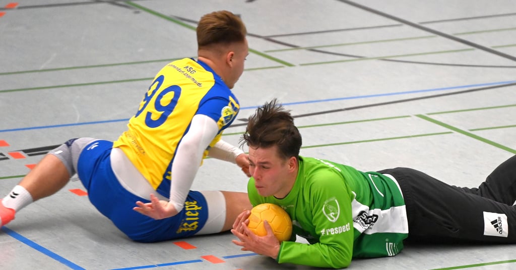 Im Stile eines Fußball-Torhüters schnappt sich in dieser Szene Moritz Stroetmann das Spielgerät vor einem Gegenspieler. Havixbecks Torhüter ist am Sonntag im Derby gegen Roxel gefordert.