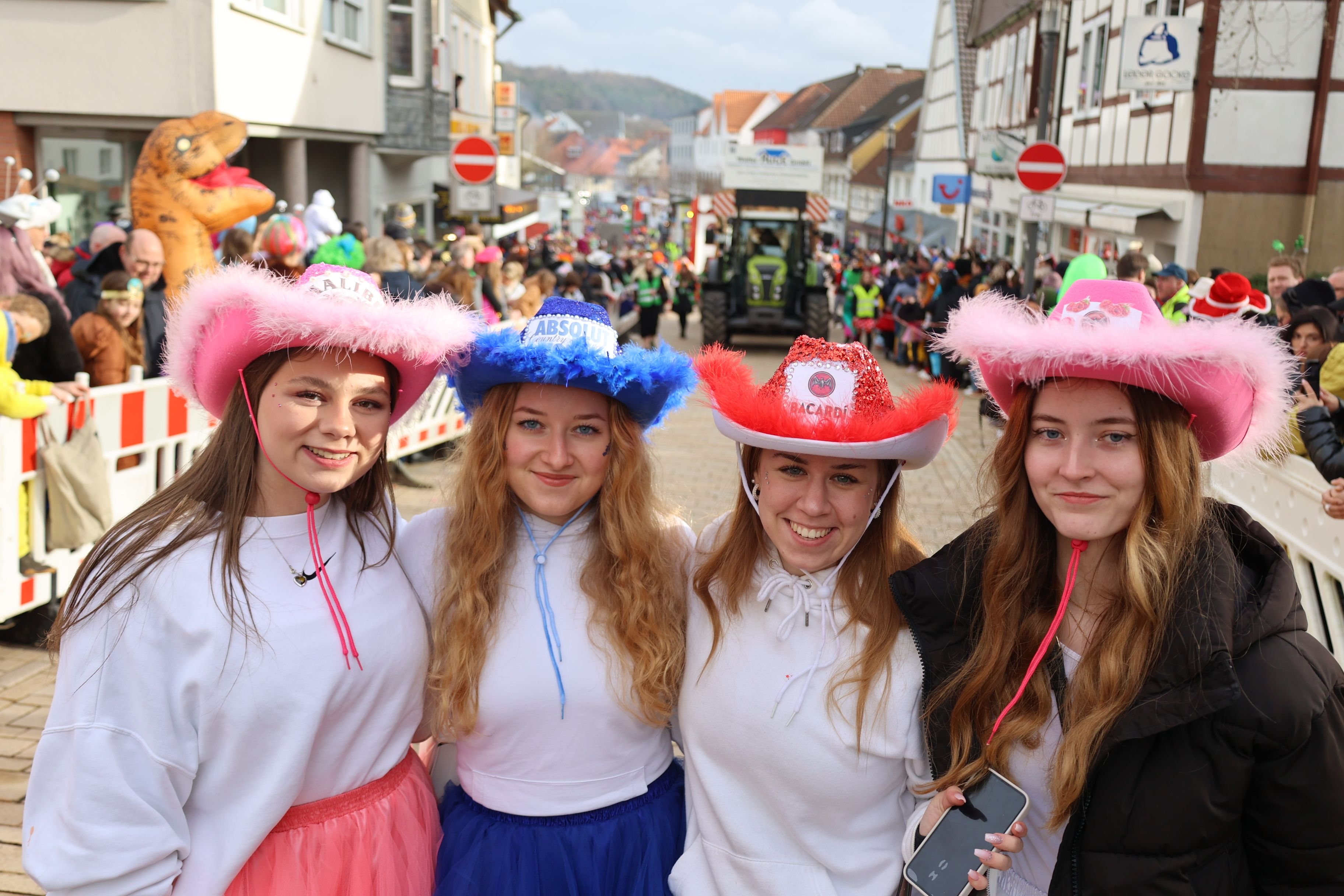 Bad Driburg: Karnevalsumzug Der Rot-Weißen-Grade Mit 10.000 Besuchern