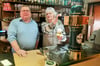 Rainer Picker und Rosi Bruhn in der Marktschänke: Der Gastronom lebt seit 45 Jahren in Hamburg und ist der Chef von drei Barre-Kneipen.  Rosi Bruhn ist seine dienstälteste Mitarbeiterin.