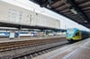 Am Paderborner Hauptbahnhof hat ein 39-jähriger Detmolder einen 18-jährigen Bielefelder am Dienstagabend (23. April) auf die Gleise gestoßen.