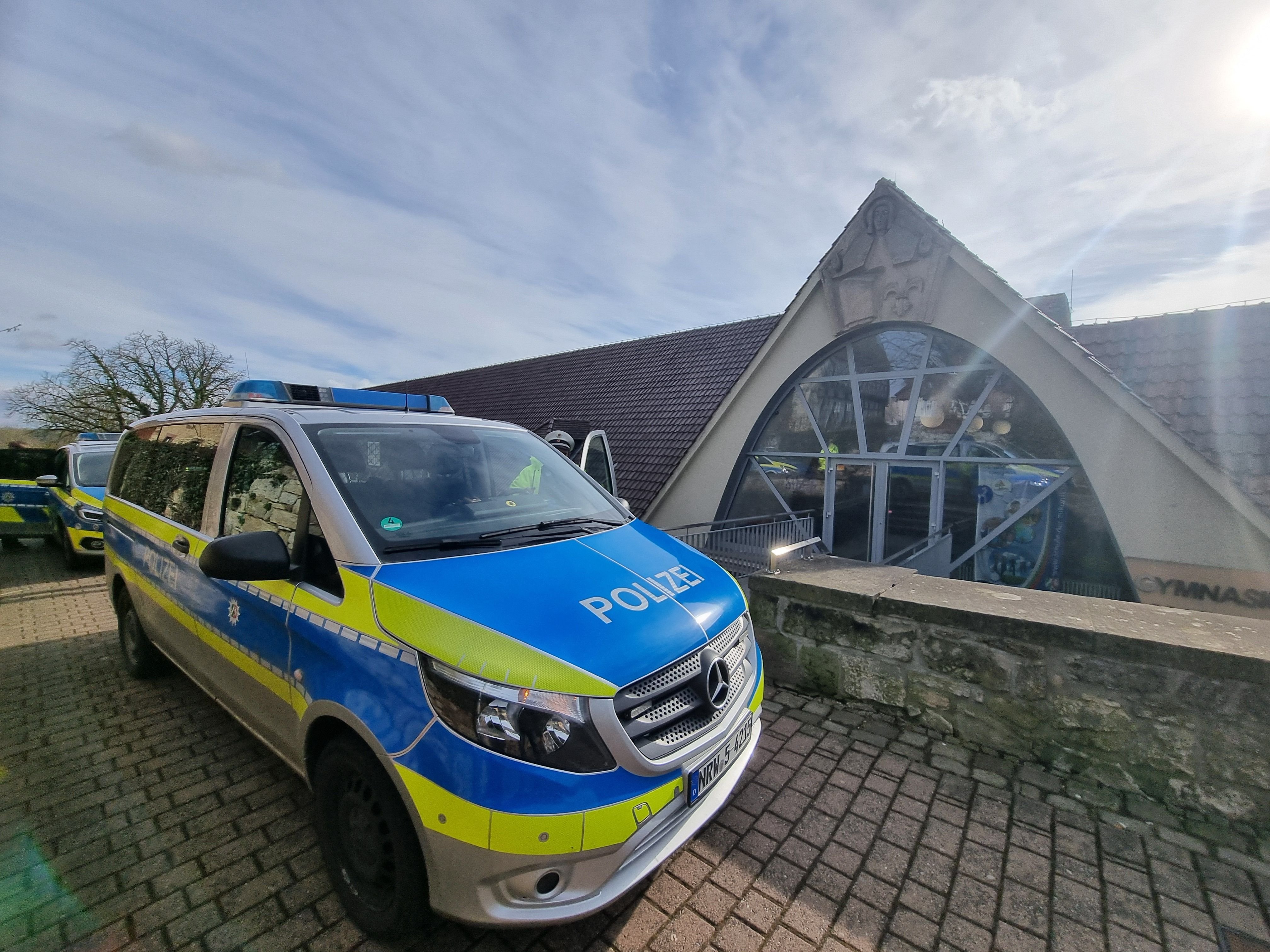 Warburg: Polizei Verhört Betrunkene Iren Nach Amok-Alarm Am Gymnasium ...