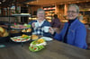 Helga Sadlowski und Heidi Woltersdorf (von links) treffen sich regelmäßig zum Frühstück in "Schumacher`s Backstube".