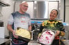 Maracuja und Amarena sind schon fertig:  Ulli und Nadiya Schütte in der neuen, ganz modernen Eisküche. Auf Anfrage darf durch die Glasscheibe auch beim Eismachen zugeschaut werden. Das renovierte Eiscafé Pacini öffnet am Samstag.