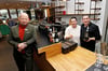 Klingenthal-Geschäftsleiter Sebastian Winnig (links) freut sich auf die neue Gastronomie mitten im Geschäft. Eva und Gino Sblendido werden das „Noi“ am 1. März 2024 eröffnen.