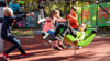 Hier spielen Kinder auf einem barrierefreien Spielplatz in Duisburg. Nach dem Wunsch der Grünen sollen auch die münsterischen Spielplätze inklusiver werden.