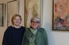 „Augenblick“ heißt die neue Ausstellung in der Galerie des Rathauses Spenge: Regina Schlüter-Ruff (links) vom Spenger Stadtmarketing und Künstlerin Doris Grabbe freuen sich auf die Vernissage am Sonntag (17. März).